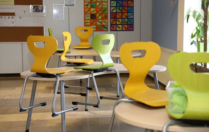 Schule klassenzimmer stühle tische  unterricht präsenzunterricht symbol symbolbild symbolfoto