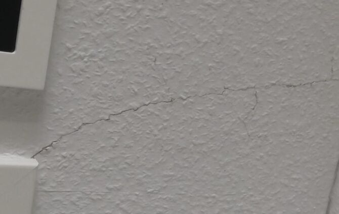 Risse in Zimmerwand