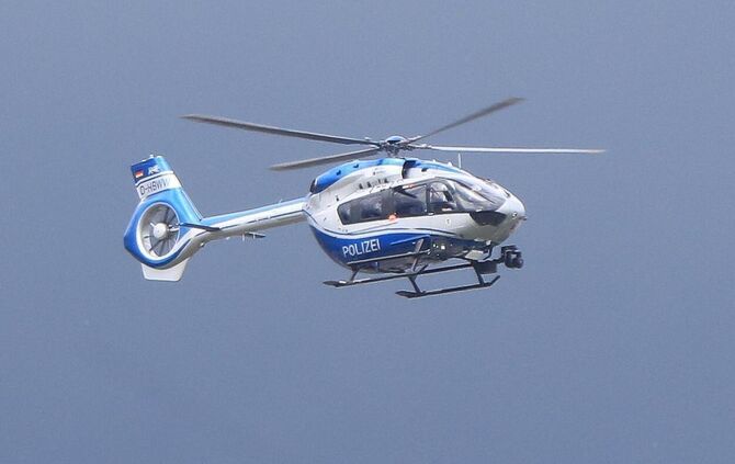 Blaulicht Hubschrauber Polizeihubschrauber Polizei Vermisst Vermisstensuche Symbol Symbolbild Symbolfoto - 1