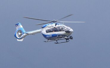 Blaulicht Hubschrauber Polizeihubschrauber Polizei Vermisst Vermisstensuche Symbol Symbolbild Symbolfoto - 1