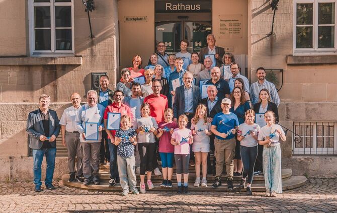 fordermittelubergabe-burgerstiftung-2025_gruppenbild_mit-blaserklasse