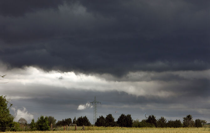 Wetter Gewitter Unwetter Wolken Gewitterwolken Symbol Symbolfoto
