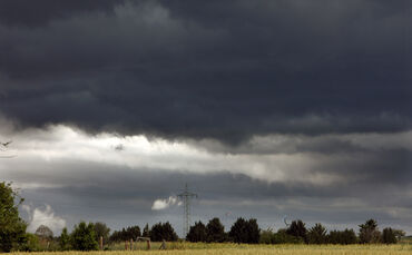 Wetter Gewitter Unwetter Wolken Gewitterwolken Symbol Symbolfoto