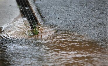 Regen Starkregen Gulli Pfütze Symbolfo