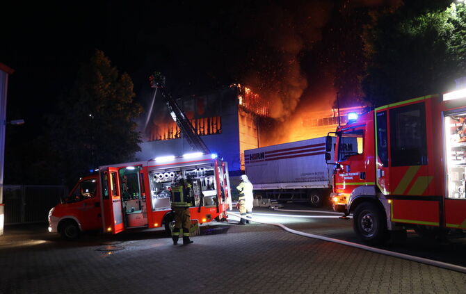 Massives Feuer in Entsorgungsbetrieb - Flammen schlagen in den Nachthimmel, Knallger‰usche und Funkenspr¸hen ON TAPE