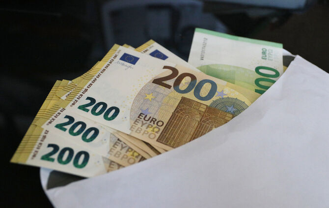 euro scheine geld scheingeld 200 bargeld umschlag symbol symbolbild symbolfoto