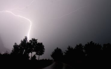 Blitz Unwetter Gewitter Wetter Symbol Symbobild Symbolfoto