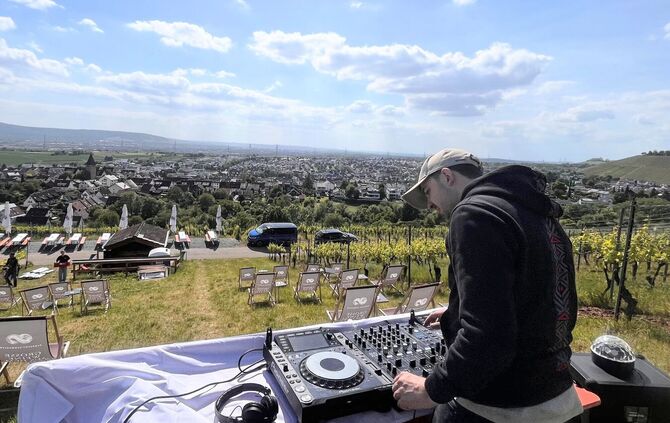 Aufbau der Bergstube beim Afterwork mit DJ Lukas Schröder.