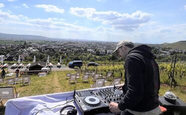 Aufbau der Bergstube beim Afterwork mit DJ Lukas Schröder.