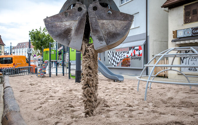 Sand für den Stattstrand einbauen, Holzmarkt Winnenden, 04.06.2025.