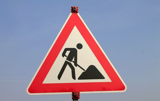 Schild Baustelle Baustellenschild Straßensperrung Straßensanierung Straße Sanierung Symbol Symbolbild