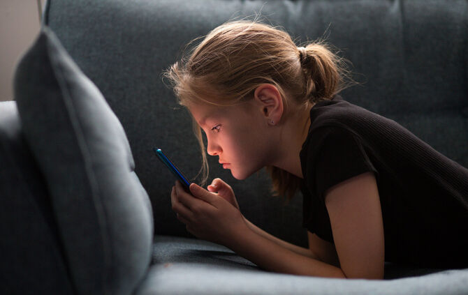 Kinder Handy Medienkompetenz Jugendliche Schüler WhatsApp