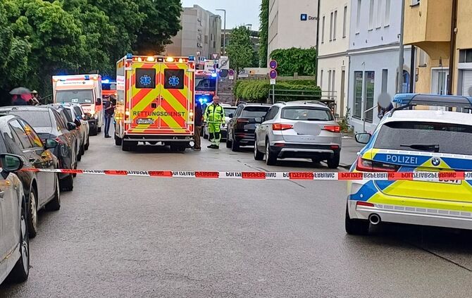 Mann fährt in Passau mit Auto in Menschengruppe