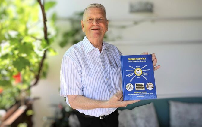 Herbert Eccard und sein neustes Werk "Musikgeschichte aus Kernen im Remstal". - 1