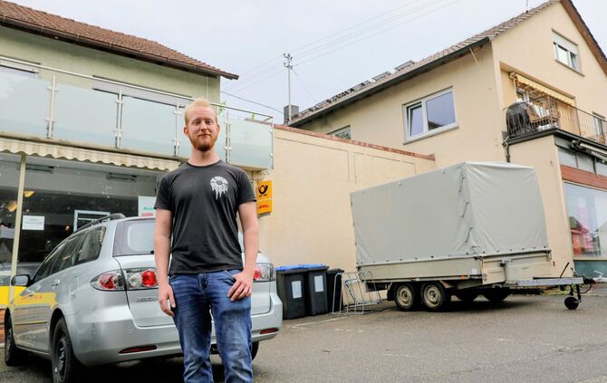 Jan Diederprüm arbeitet seit 2024 in der Postfiliale in Hohenacker.