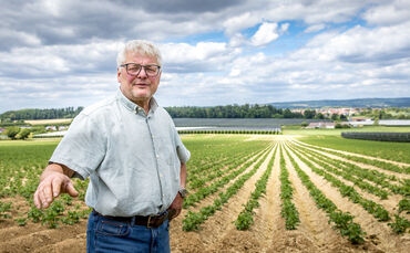 Bernd Häußermann zeigt seinen Demobetrieb des BiodivNetz BW