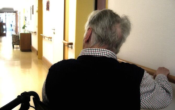 Senior im Krankenhaus