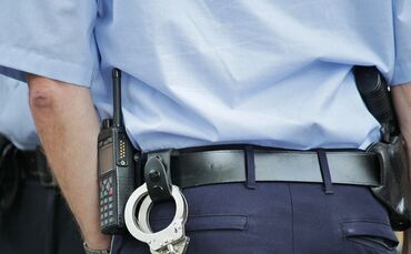 Polizei Polizist Blaulicht Handschellen Verhaftung Symbolfoto