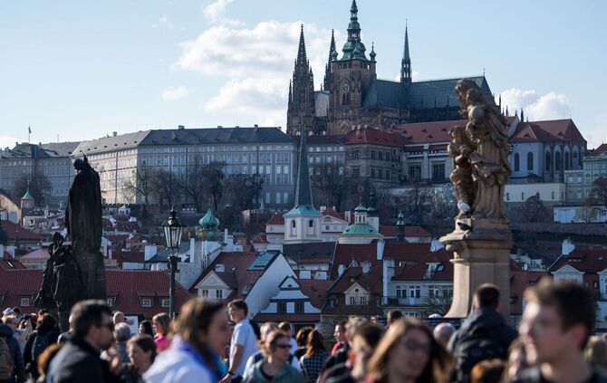 Touristen gehen über die Karlsbrücke