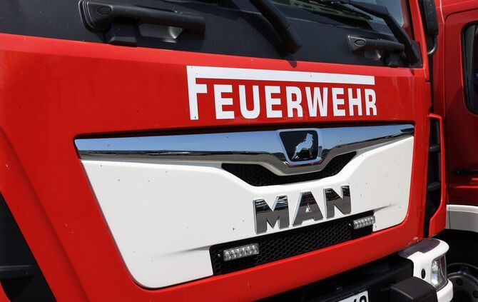 Feuerwehr Blaulicht Brand Feuer Feuerwehreinsatz Feuerwehrfahrzeug Feuerwehrauto Symbol Symbolbild Symbolfoto