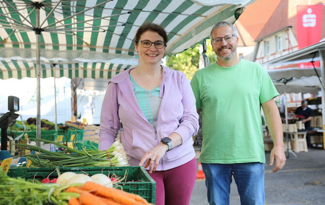 Karen Falco und Martin Zwecker vom Obst- und Gemüsehof Zwecker auf dem Beutelsbacher Wochenmarkt.
