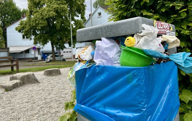 Mülleimer Abfalleimer Müll voll Symbolfoto, Bittenfeld Spielplatz.