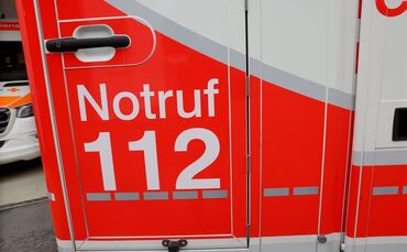 DRK Krankenwagen Rettungswagen Notarzt Notruf Deutsches Rotes Kreuz Rettungsdienst Symbol Symbolfoto Symbolbild