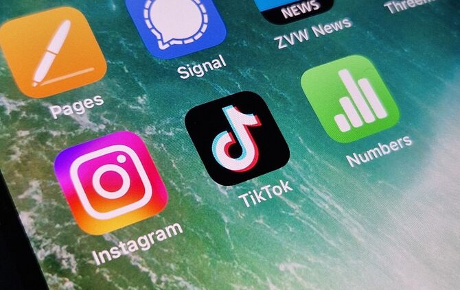 TikTok Tik Tok Handy Smartphone Symbolbild Symbolfoto Symbol