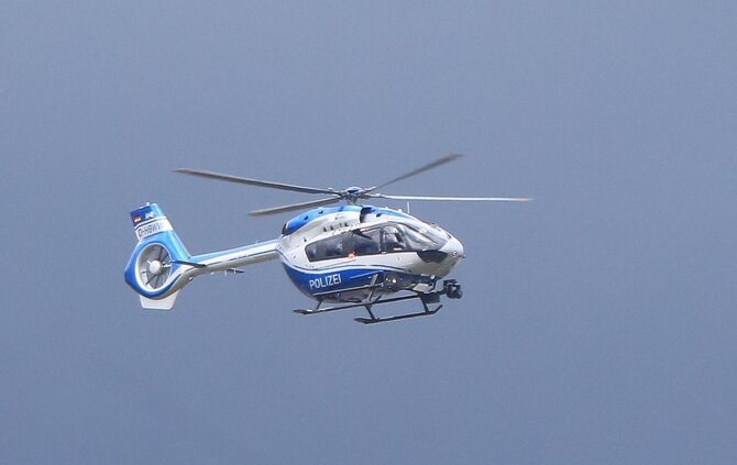 Hubschrauber Polizeihubschrauber Vermisst Vermisstensuche Blaulicht Symbol Symbolbild Symbolfoto