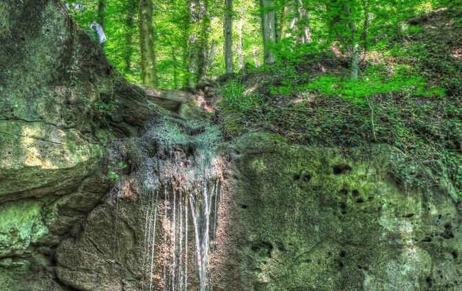 Einen kleinen Waserfall gibt es zum Beispiel in Grunbach.