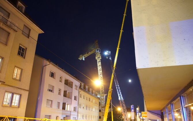 Kran kracht in Haus: Aufräumarbeiten dauern an_20