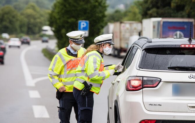 Mit Handy am Steuer Unfall gefilmt, Polizistin zeiht ihn raus; schwerer Unfal, B29, AS Winterbach Richtung Stuttgart, 14.06.2020
