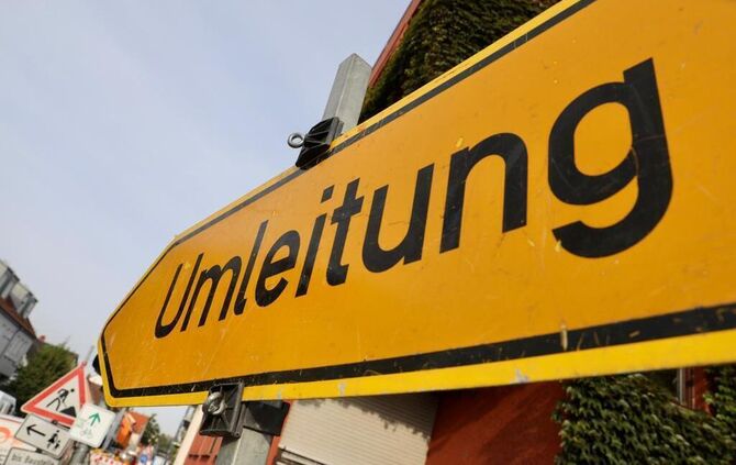 Schild Umleitung straßenverkehr baustelle symbol symbolbild symbolfoto