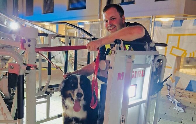 Feuerwehr rettet Hund vom Dach eines Einkaufszentrums