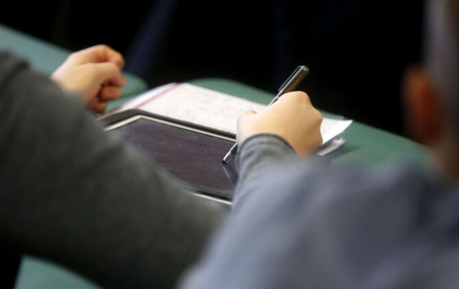 Schule unterricht Tablet Digital ahusaufgaben symbol symbolbild symbolfoto