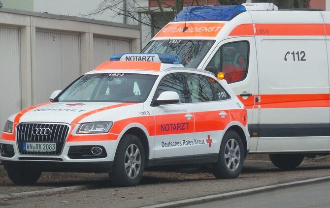 Blaulicht 112 Notarztwagen Rettungswagen Unfall Symbol Symbolbild Symbolfoto