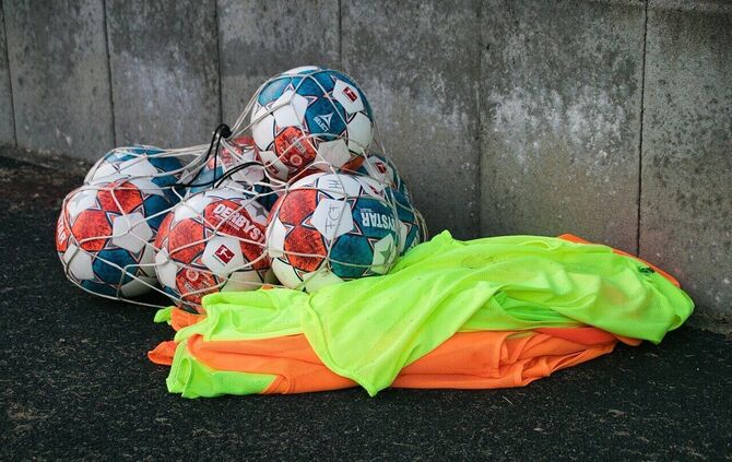 Fußball Symbolbild Training Leibchen Bälle