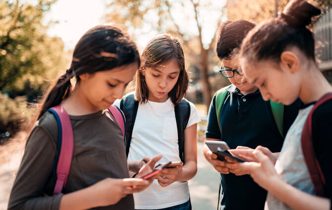 Kinder Handy Medienkompetenz Jugendliche Schüler WhatsApp