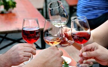 Wein Anstoßen Trinken Weinfest Alkohol Symbol Symbolbild symbolfoto