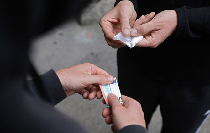 Drogen drogenhandel Hasch Geld handel symbol symbolbild symbolfoto