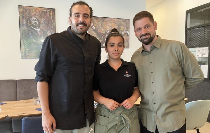 Toni Greco (r.) in seinem neuen "Bellovedere" in Hohenacker, mit Koch Rocco Cospito und Kellnerin Neshtiman Rahmati Nia.