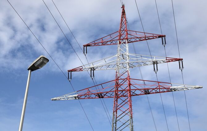 Strom Strommasten energie stromausfall symbol symbolbild symbolfoto