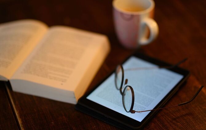 Illustration - Bücher lesen