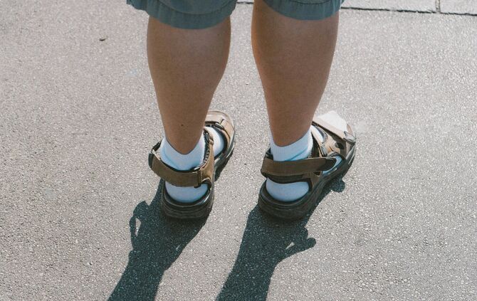 Socken in Sandalen
