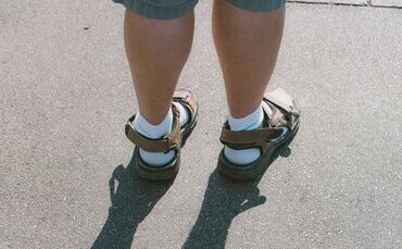 Socken in Sandalen
