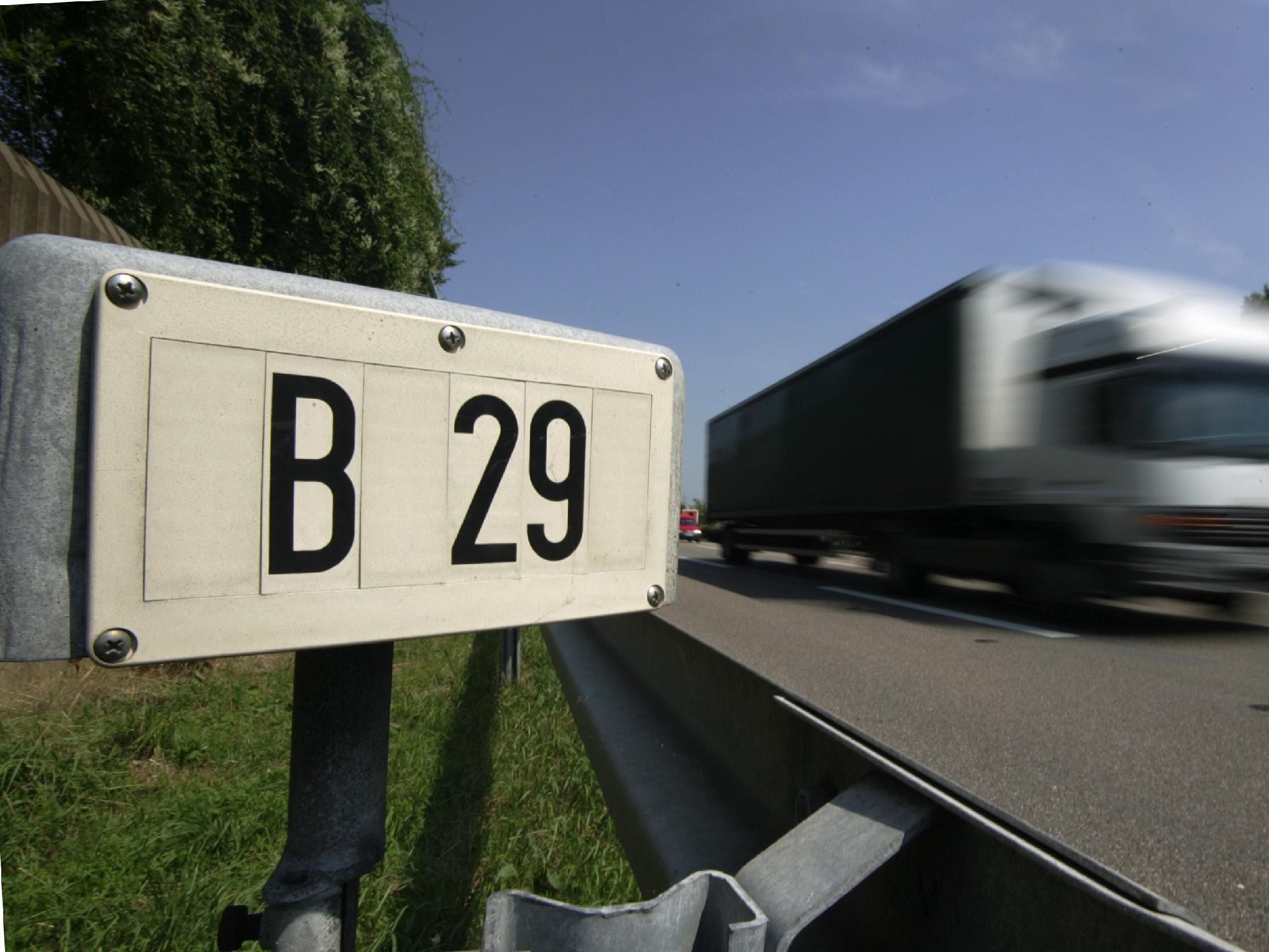 „Wheelie“ am Teiler B14/B29: Frau wählt Notruf wegen Motorradfahrern - ...
