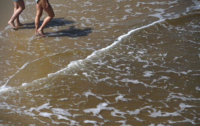 Zwei Frauen an der Ostsee