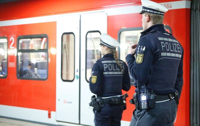 Blaulicht Polizei Polizist Bahnhof Bahn S-Bahn Bundespolizei Symbol Symbolbild Symbolfoto