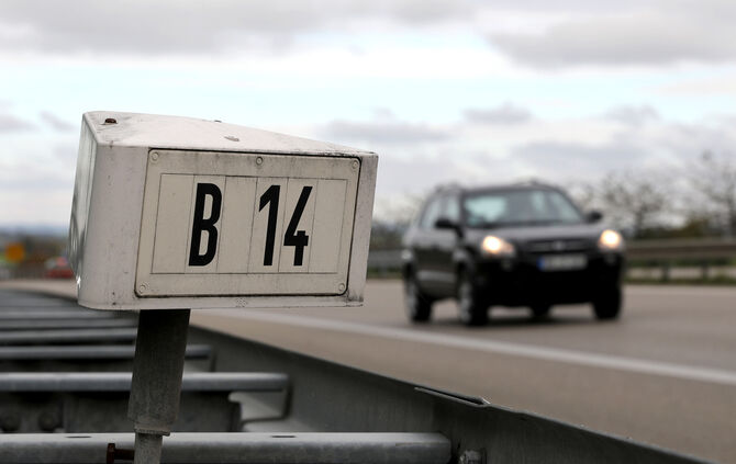 B14 B 14 bundesstrasse stau verkehrslage verkehr Symbol Symbolbild symbolfoto