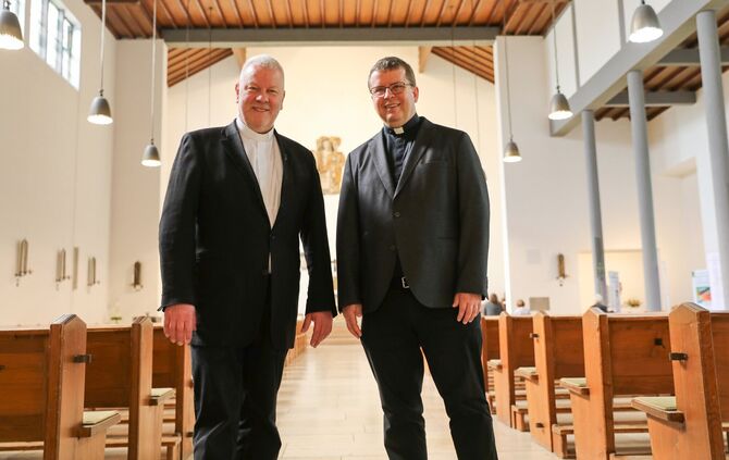 Pfarrer Michael Schuhmacher und Pfarrer Andreas Schulz in der Kirche St. Antonius.